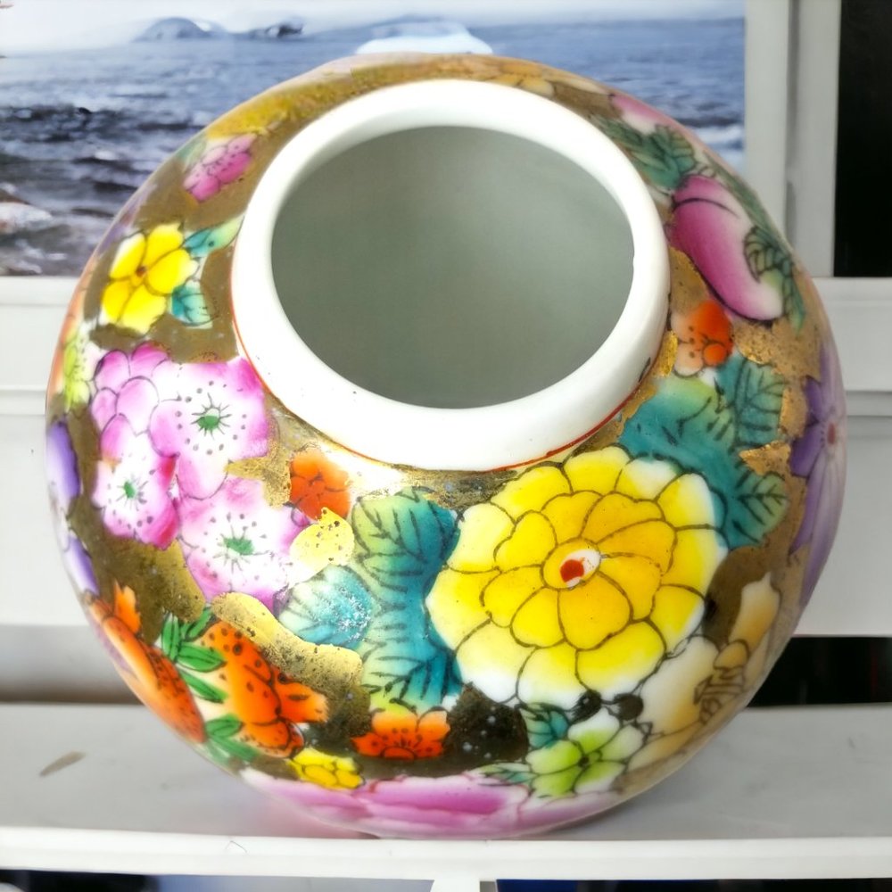 Vintage Chinese Ginger Jar Colorful Famille Rose Vase W/ Flowers & Gold Trim - Picture 2 of 9